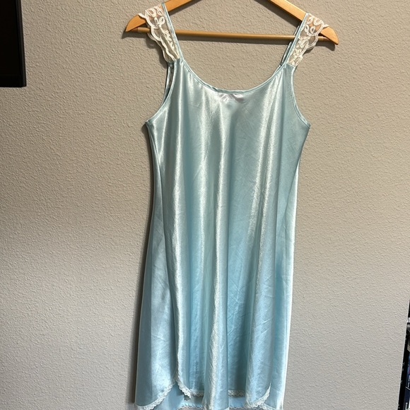 Oscar de la Renta blue satin lace scalloped flutter shoulders nightgown - Picture 6 of 6